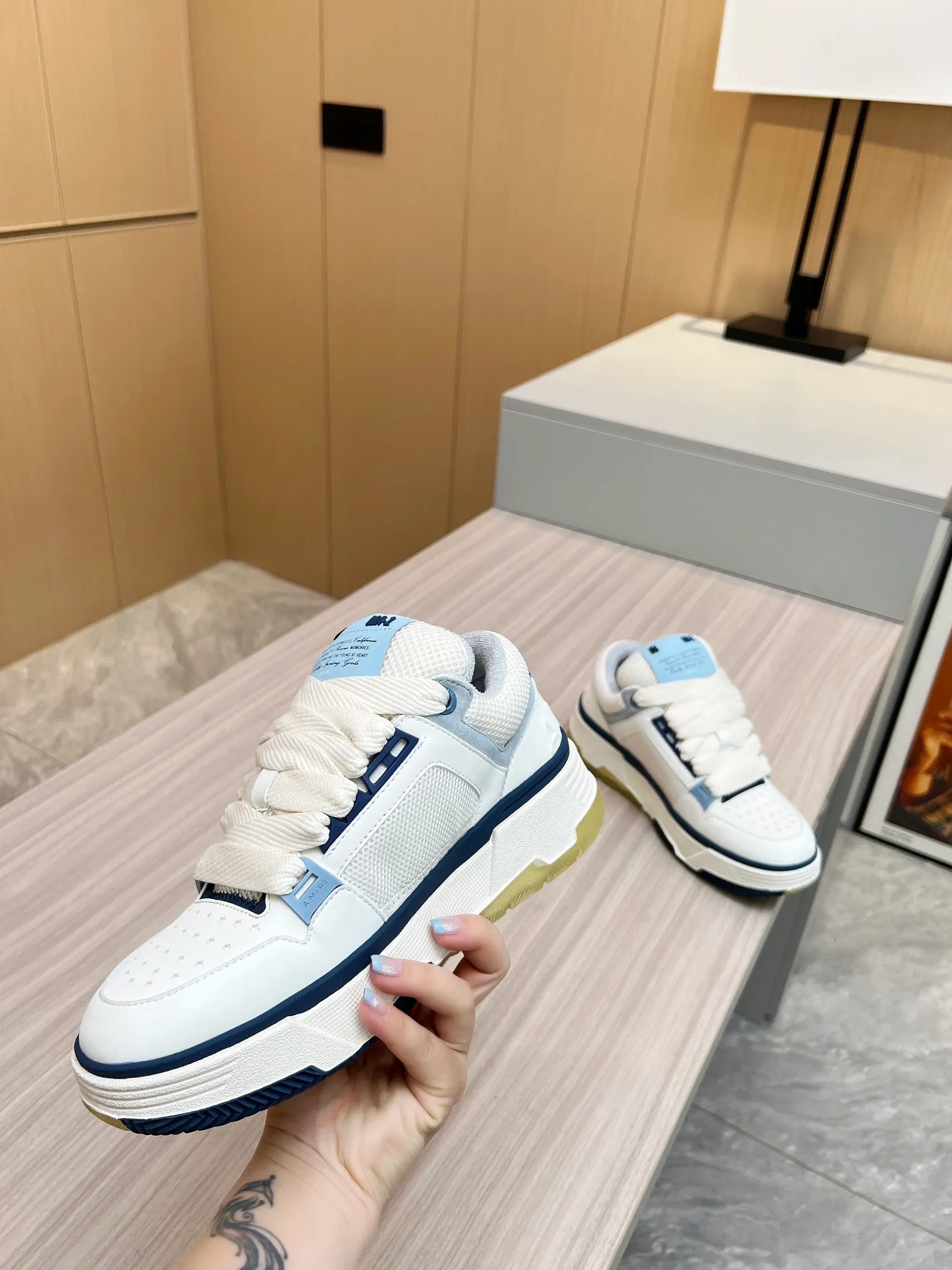 p620💰Men's shoes Amiri Emile's 2023 spring and summer new MA-1 bread shoes, couple models, casual sports shoes, sneakers Amiri gave up the rock punk style in the new season and used a large number of unsaturated colors, Morandi tones, whether you see or wear them, it will make people very happy. The large tongue of the bread shoes continues, shortens the length of the shoe body, thickens the midsole, and the toe part is more rounded. Amiri's brand letters and MA logo appear on the side of the shoe. Fabric: Original customized imported first-layer cowhide + mesh. Lining: Original customized breathable towel lining. Outsole. Foam combination material. Bottom thickness: 4CM. Size: Men's 39-45
